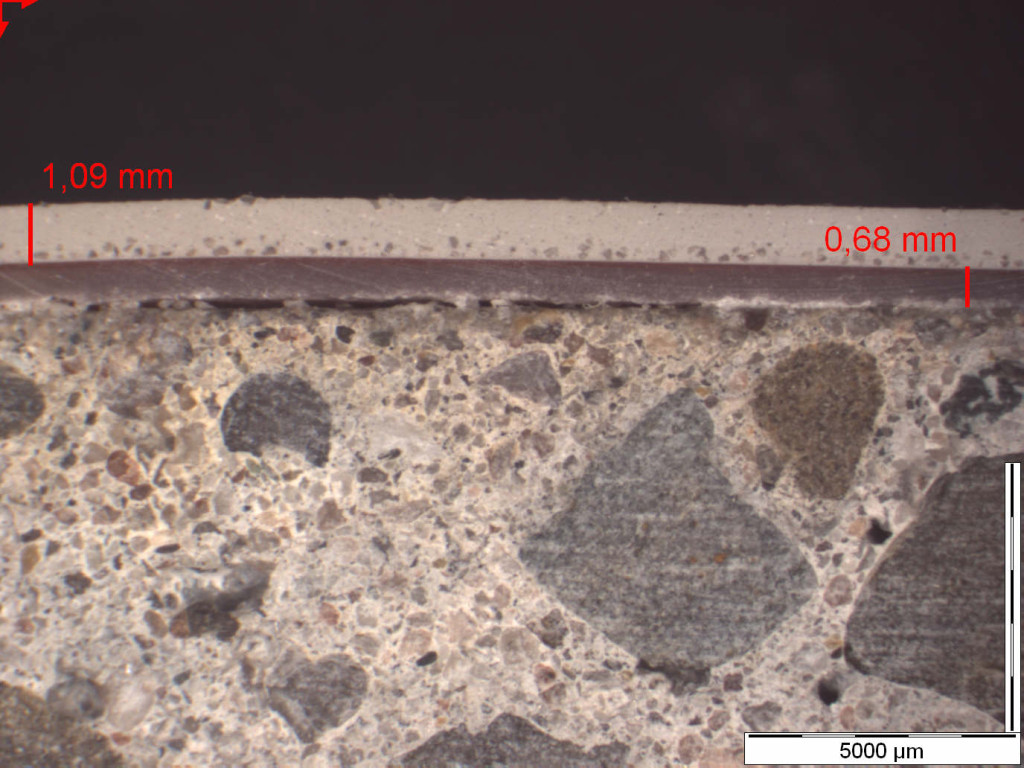 Schnittbild mikroskopische Aufnahme einer Blasenbildung in einer Industriebodenbeschichtung